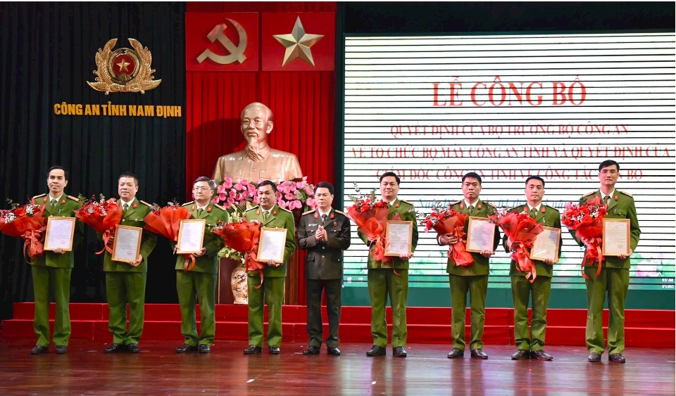 Đại tá Nguyễn Hữu Mạnh, Giám đốc Công an tỉnh Nam Định trao quyết định điều động, bổ nhiệm vị trí công tác mới tới lãnh đạo Công an cấp huyện trong tỉnh, sau khi Công an cấp này được giải thể. Ảnh: Duy Hưng. Đại tá Nguyễn Hữu Mạnh, Giám đốc Công an tỉnh Nam Định trao quyết định điều động, bổ nhiệm vị trí công tác mới tới lãnh đạo Công an cấp huyện trong tỉnh, sau khi Công an cấp này được giải thể. Ảnh: Duy Hưng.