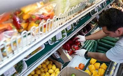 Chi tiêu cho hàng hóa giảm 1,2%, trong đó ô tô, hàng hóa giải trí, đồ nội thất gia đình, quần áo, giày dép cũng như thực phẩm và đồ uống là các nhóm bị giảm mạnh nhất. Ảnh minh họa Chi tiêu cho hàng hóa giảm 1,2%, trong đó ô tô, hàng hóa giải trí, đồ nội thất gia đình, quần áo, giày dép cũng như thực phẩm và đồ uống là các nhóm bị giảm mạnh nhất. Ảnh minh họa