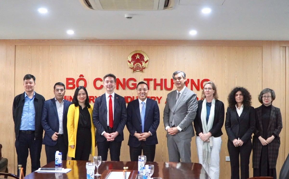 Thứ trưởng Nguyễn Hoàng Long và Đại sứ EU tại ASEAN Sujiro Seam chụp ảnh chung sau buổi tiếp và làm việc. Ảnh: Huyền Trang Thứ trưởng Nguyễn Hoàng Long và Đại sứ EU tại ASEAN Sujiro Seam chụp ảnh chung sau buổi tiếp và làm việc. Ảnh: Huyền Trang