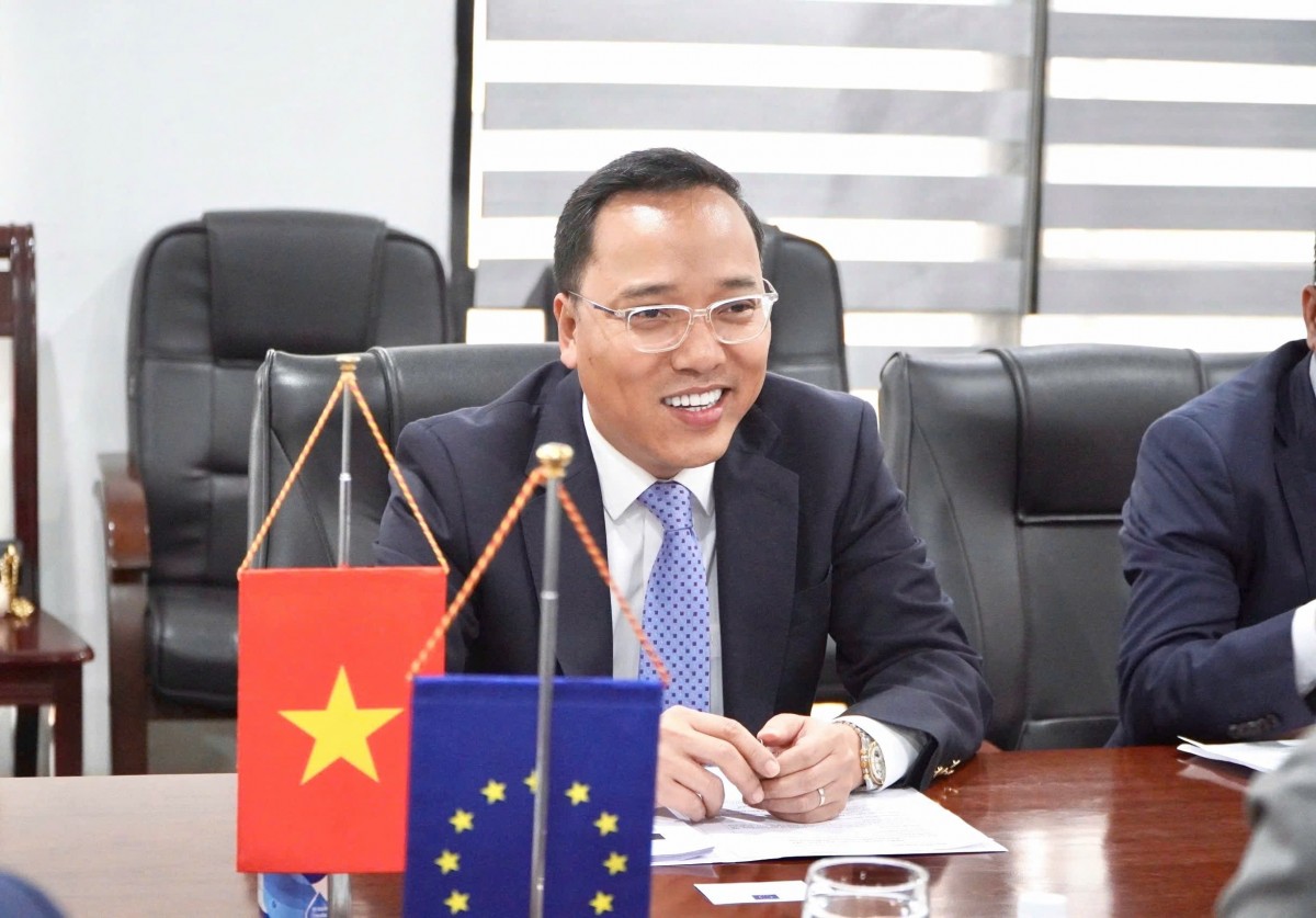 Thứ trưởng Nguyễn Hoàng Long nhấn mạnh việc tăng cường hợp tác trong lĩnh vực năng lượng và chuyển đổi xanh giữa Việt Nam và EU. Ảnh: Huyền Trang Thứ trưởng Nguyễn Hoàng Long nhấn mạnh việc tăng cường hợp tác trong lĩnh vực năng lượng và chuyển đổi xanh giữa Việt Nam và EU. Ảnh: Huyền Trang