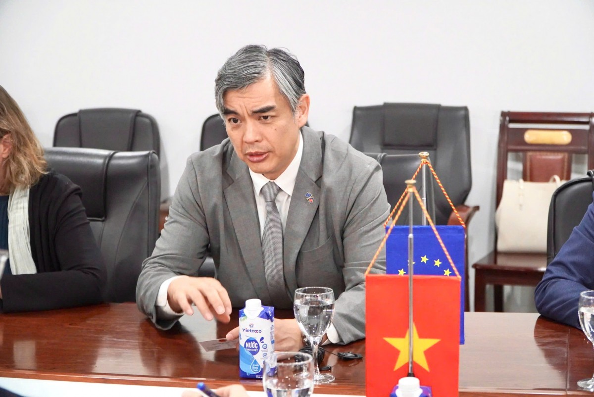 Đại sứ Sujiro Seam khẳng định EU đặc biệt quan tâm đến các lĩnh vực năng lượng và chuyển đổi xanh, cam kết tiếp tục đồng hành cùng Việt Nam trong quá trình phát triển bền vững. Ảnh: Huyền Trang Đại sứ Sujiro Seam khẳng định EU đặc biệt quan tâm đến các lĩnh vực năng lượng và chuyển đổi xanh, cam kết tiếp tục đồng hành cùng Việt Nam trong quá trình phát triển bền vững. Ảnh: Huyền Trang