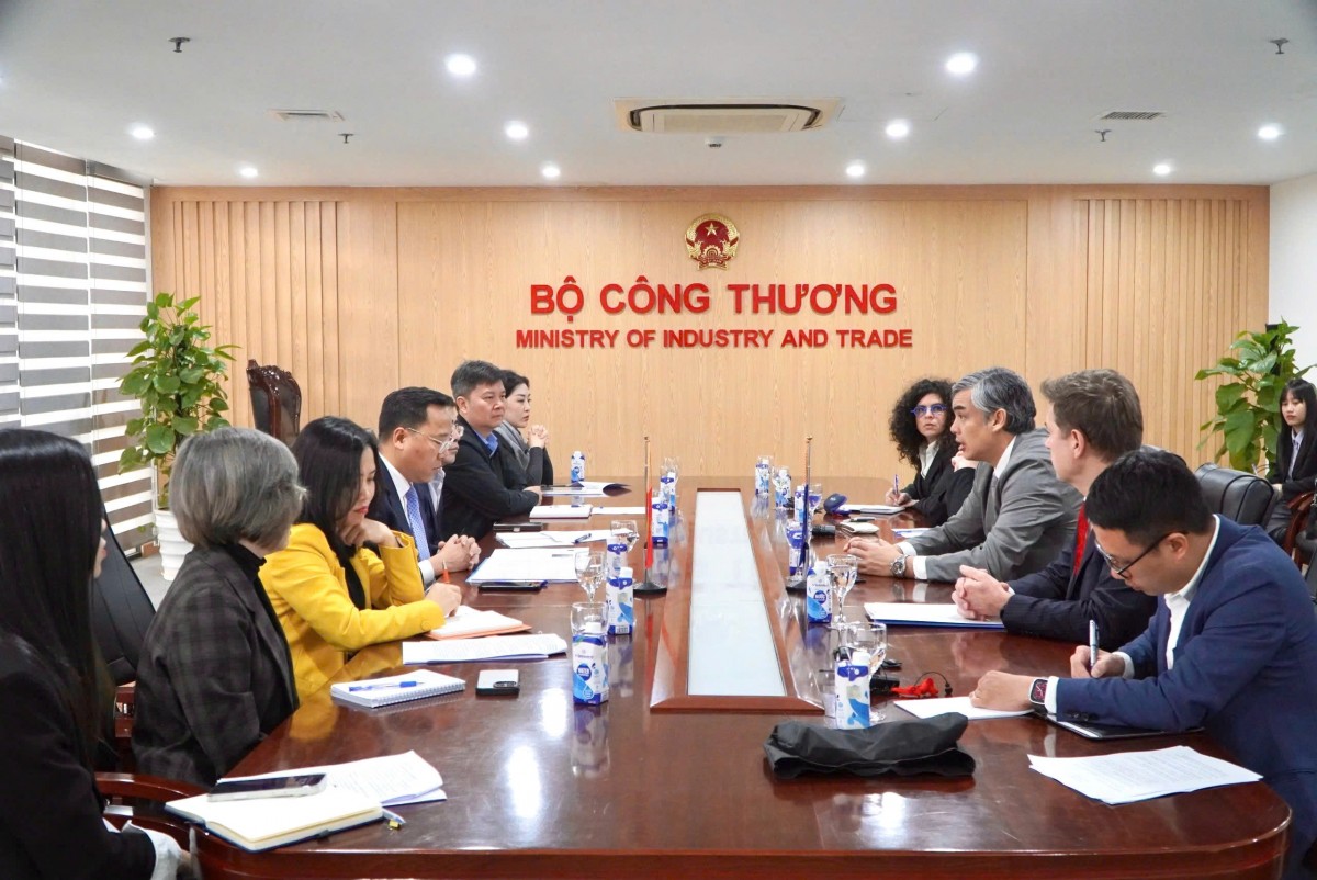 Toàn cảnh buổi tiếp và làm việc giữa Thứ trưởng Bộ Công Thương Nguyễn Hoàng Long và Đại sứ Liên minh châu Âu (EU) tại ASEAN Sujiro Seam. Ảnh: Huyền Trang Toàn cảnh buổi tiếp và làm việc giữa Thứ trưởng Bộ Công Thương Nguyễn Hoàng Long và Đại sứ Liên minh châu Âu (EU) tại ASEAN Sujiro Seam. Ảnh: Huyền Trang