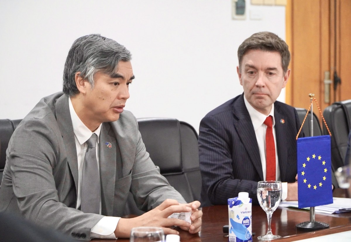 Đại sứ EU tại ASEAN Sujiro Seam và Đại sứ, Trưởng Phái đoàn EU tại Việt Nam Julien Guerrier phát biểu tại buổi làm việc. Ảnh: Huyền Trang Đại sứ EU tại ASEAN Sujiro Seam và Đại sứ, Trưởng Phái đoàn EU tại Việt Nam Julien Guerrier phát biểu tại buổi làm việc. Ảnh: Huyền Trang
