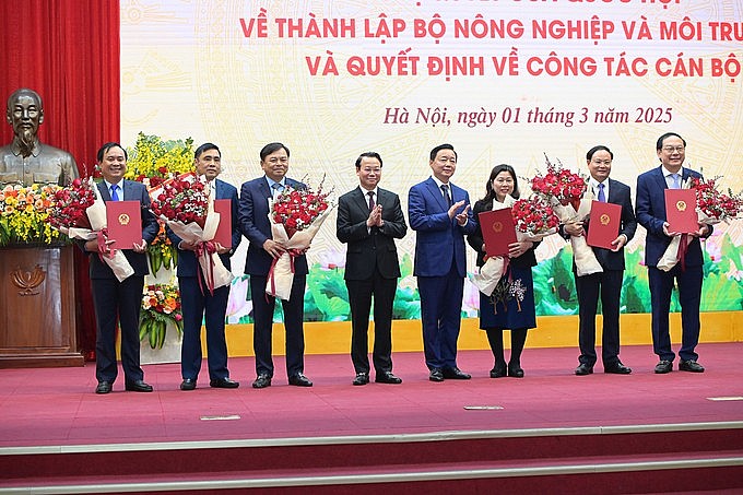 Phó Thủ tướng Trần Hồng Hà cùng Bộ trưởng Đỗ Đức Duy trao Quyết định bổ nhiệm cho các Thứ trưởng Bộ Nông nghiệp và Môi trường tham dự trực tiếp tại buổi lễ. Ảnh: Tùng Đinh. Phó Thủ tướng Trần Hồng Hà cùng Bộ trưởng Đỗ Đức Duy trao Quyết định bổ nhiệm cho các Thứ trưởng Bộ Nông nghiệp và Môi trường tham dự trực tiếp tại buổi lễ. Ảnh: Tùng Đinh.