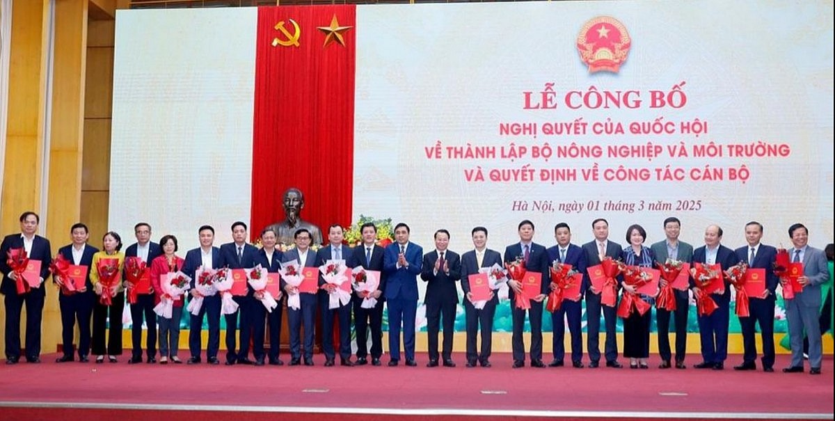 Lãnh đạo các đơn vị trực thuộc Bộ Nông nghiệp và Môi trường nhận quyết định Lãnh đạo các đơn vị trực thuộc Bộ Nông nghiệp và Môi trường nhận quyết định