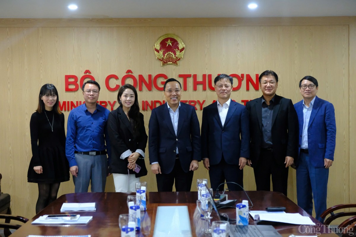 Thứ trưởng Nguyễn Hoàng Long làm việc với công ty Samsung C&T Thứ trưởng Nguyễn Hoàng Long làm việc với công ty Samsung C&T