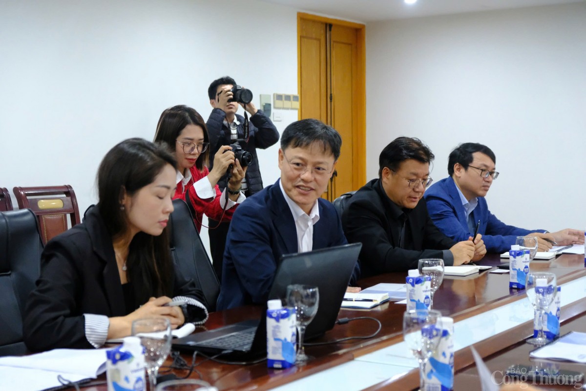 Thứ trưởng Nguyễn Hoàng Long làm việc với công ty Samsung C&T Thứ trưởng Nguyễn Hoàng Long làm việc với công ty Samsung C&T