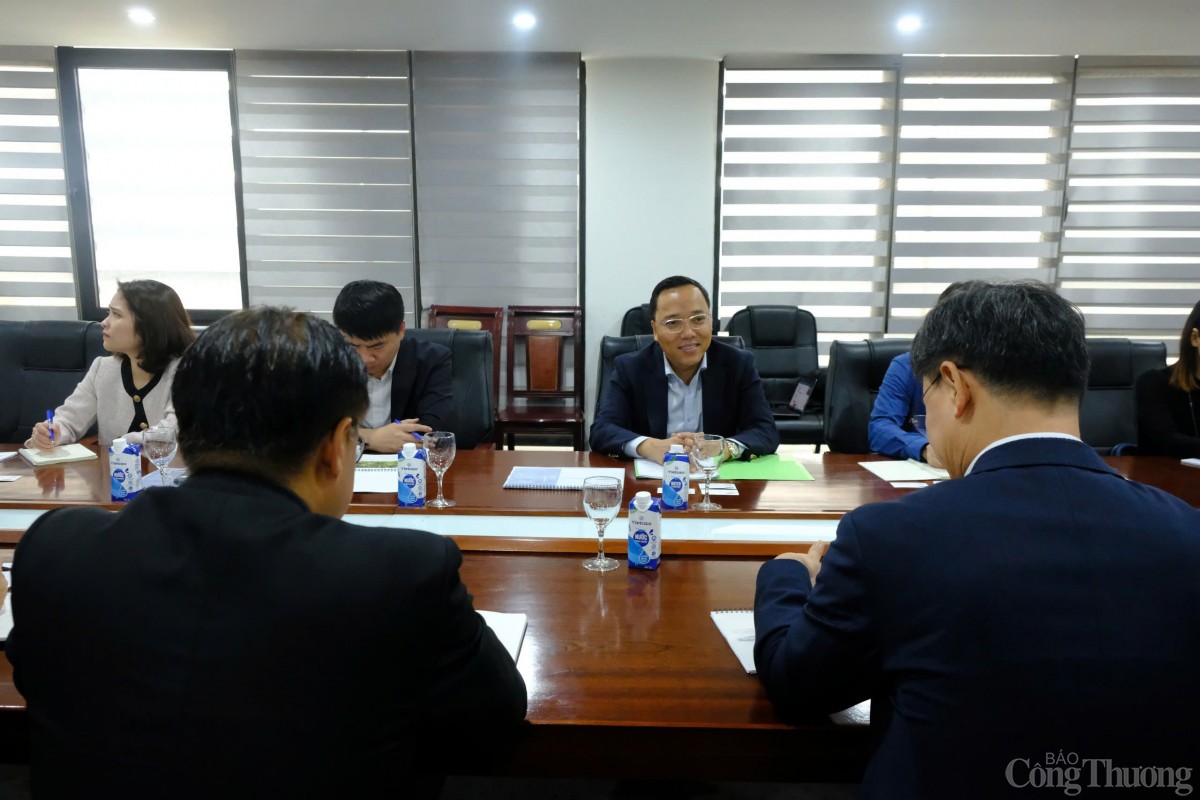 Thứ trưởng Nguyễn Hoàng Long làm việc với công ty Samsung C&T Thứ trưởng Nguyễn Hoàng Long làm việc với công ty Samsung C&T