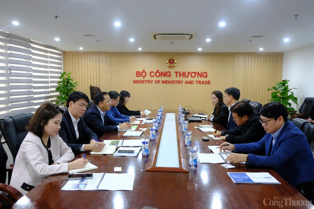 Thứ trưởng Nguyễn Hoàng Long làm việc với công ty Samsung C&T Thứ trưởng Nguyễn Hoàng Long làm việc với công ty Samsung C&T