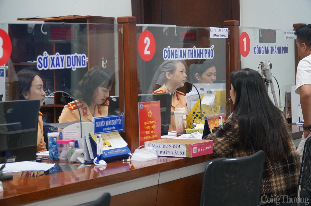 Người dân thực hiện thủ tục cấp đổi giấy phép lái xe tại bộ phận một cửa Công an thành phố Đà Nẵng (trước đây thuộc Sở Giao thông, vận tải (cũ))