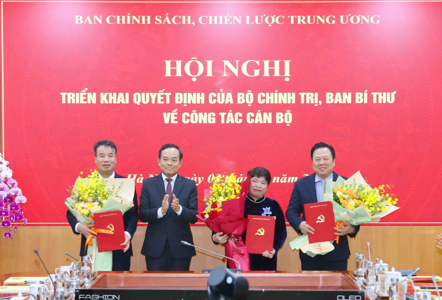 Trưởng Ban Chính sách, chiến lược Trung ương Trần Lưu Quang trao quyết định cho 3 cán bộ - Ảnh: TTXVN Trưởng Ban Chính sách, chiến lược Trung ương Trần Lưu Quang trao quyết định cho 3 cán bộ - Ảnh: TTXVN