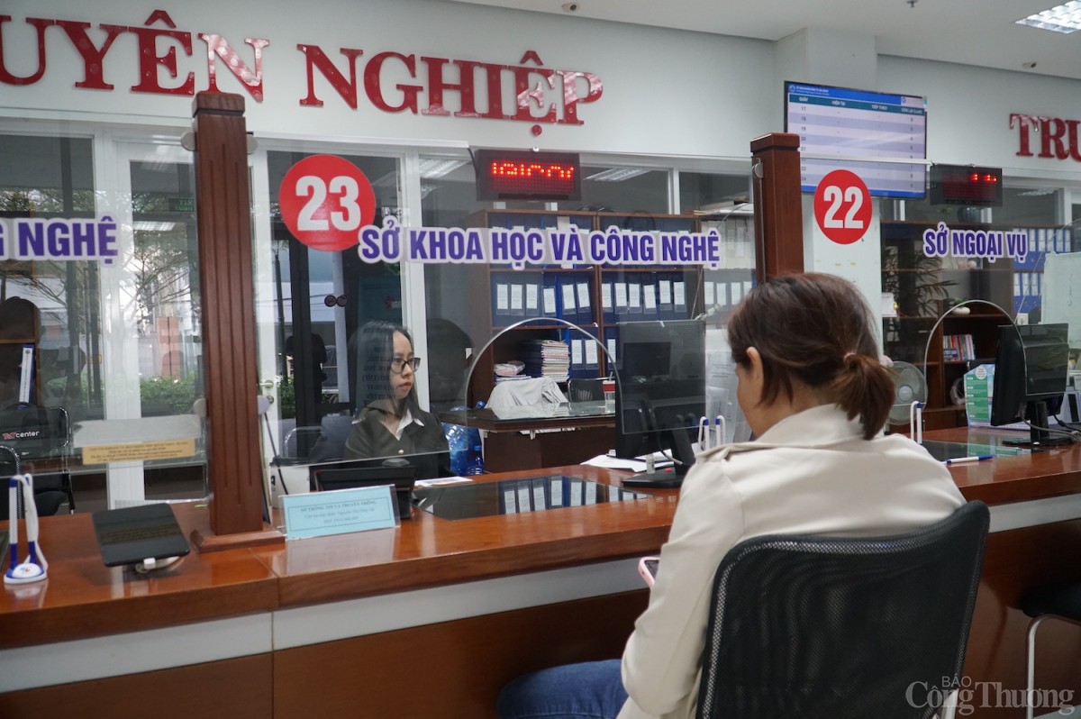 Người dân thực hiện các thủ tục liên quan đến lĩnh vực thông tin, truyền thông tại bộ phận một cửa Sở Khoa học và Công nghệ