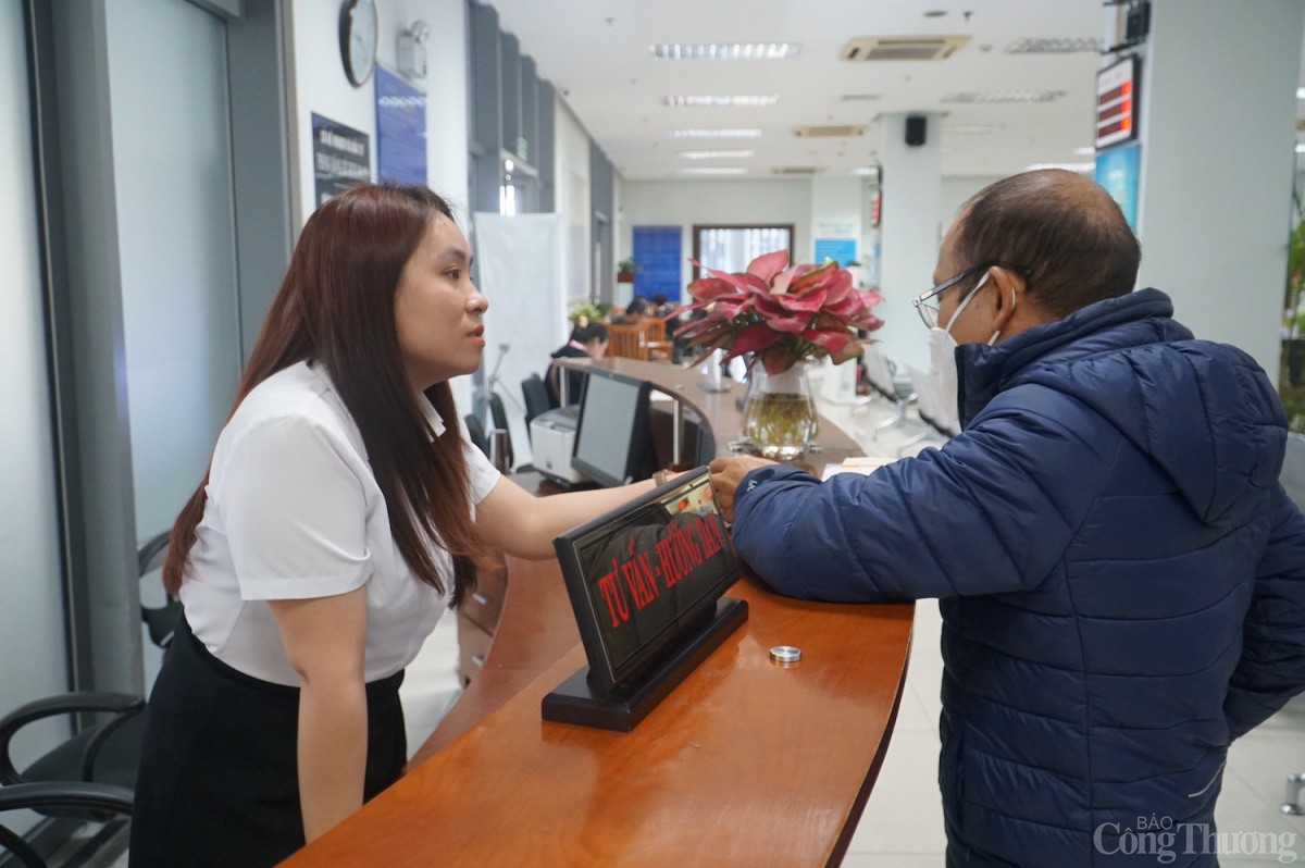 Cán bộ Trung tâm hành chính Đà Nẵng hướng dẫn người dân khi đến làm thủ tục hành chính