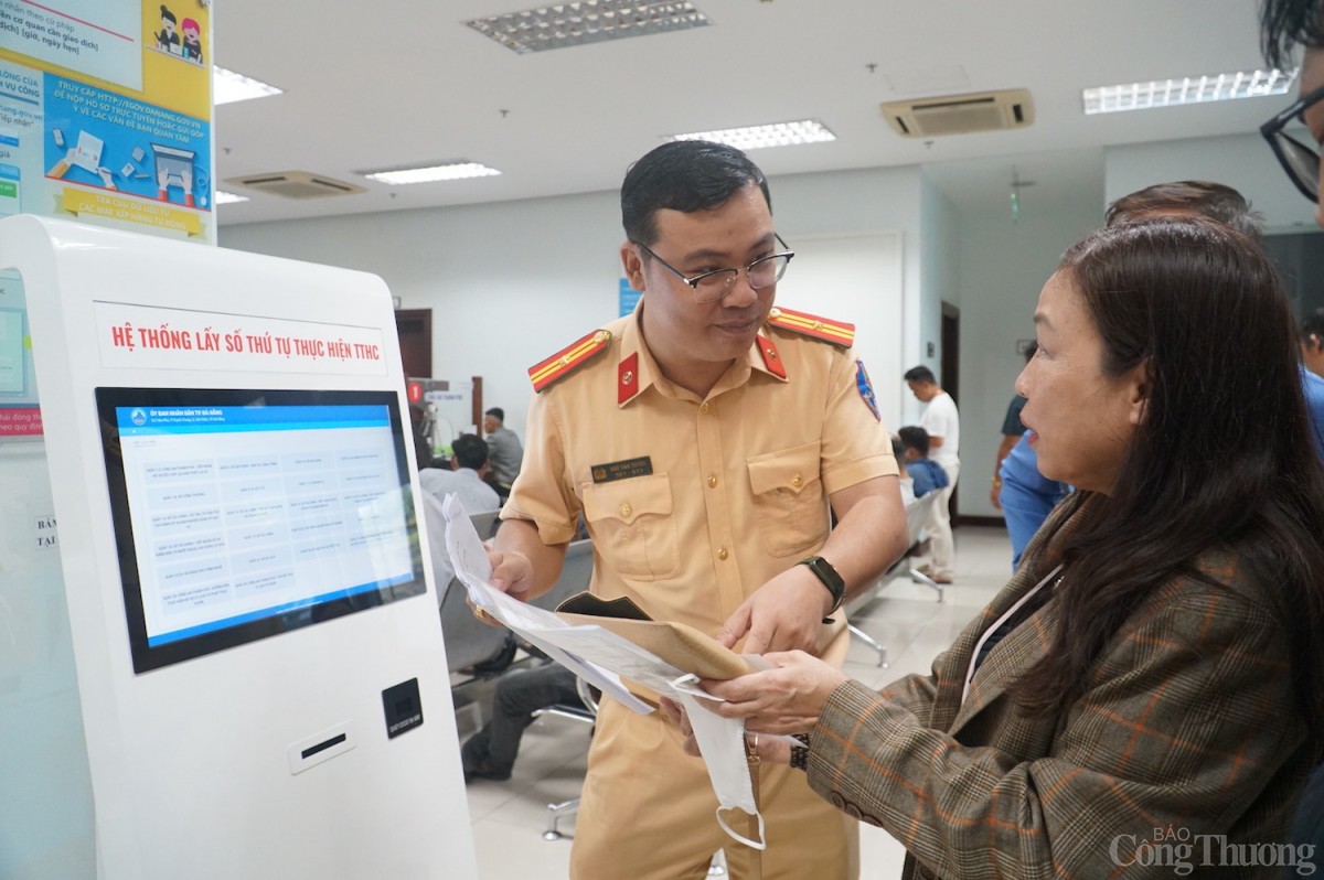 Công an Đà Nẵng cử cán bộ chuyên trách tư vấn, hướng dẫn người dân trước khi thực hiện các thủ tục cấp đổi giấy phép lái xe