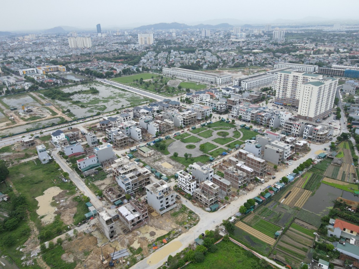 Nên tạm dừng xây mới công sở để sáp nhập tỉnh,bỏ huyện Nên tạm dừng xây mới công sở để sáp nhập tỉnh,bỏ huyện