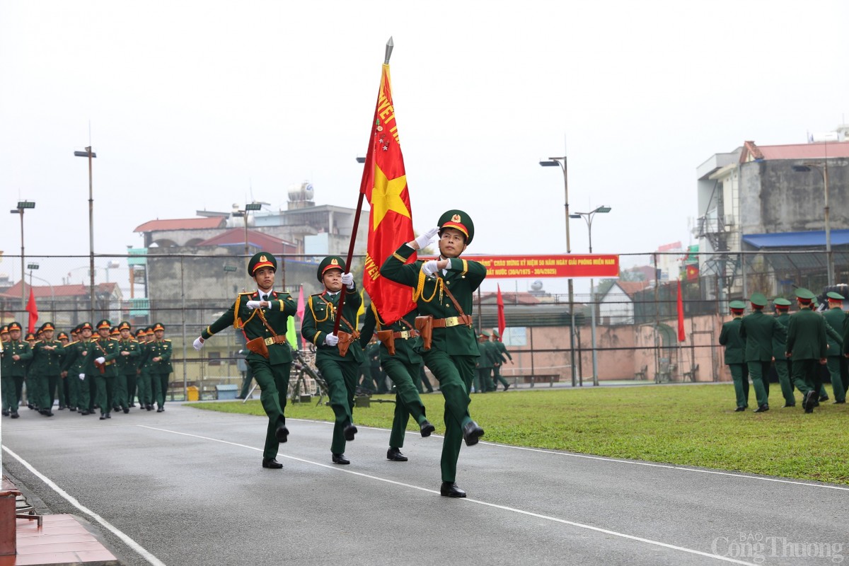 Các đơn vị duyệt đội ngũ tại Lễ ra quân huấn luyện. Ảnh: Thành Chung