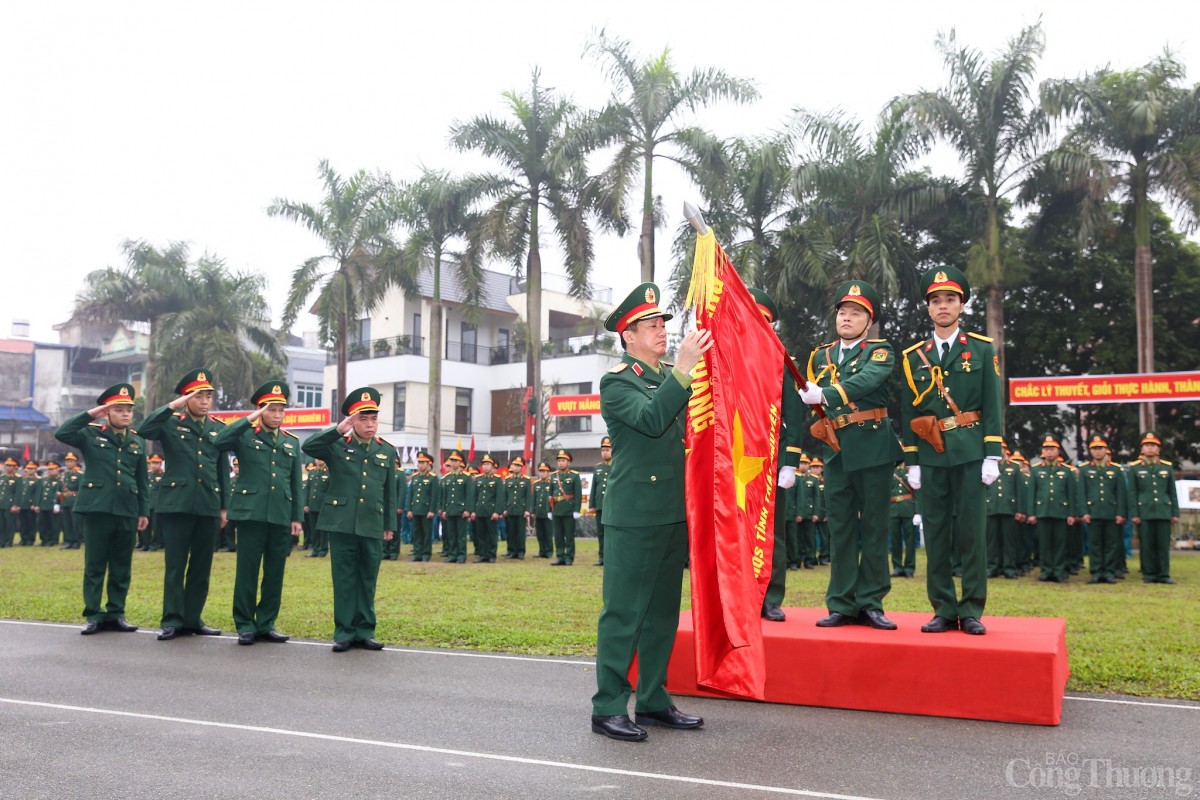 Thiếu tướng La Công Phương gắn Huân chương Bảo vệ Tổ quốc hạng Ba lên lá cờ truyền thống của Bộ Chỉ huy Quân sự tỉnh Thái Nguyên. Ảnh: Thành Chung