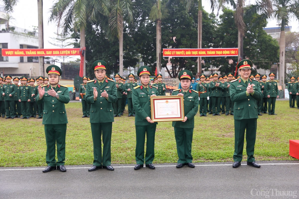 Thừa ủy quyền của Chủ tịch nước, Thiếu tướng La Công Phương trao Huân chương Bảo vệ Tổ quốc hạng Ba tặng Bộ Chỉ huy Quân sự tỉnh Thái Nguyên. Ảnh: Thành Chung