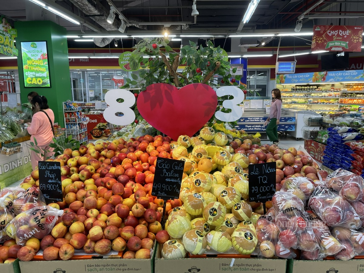 Trái cây nhập khẩu bày đa dạng trong các siêu thị. Ảnh: Nguyễn Thanh