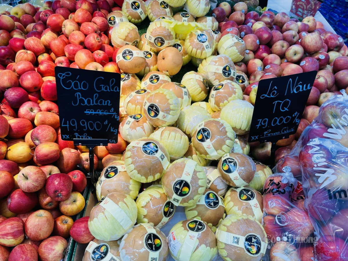 Các loại táo đa dạng về giá cả và xuất xứ nên người tiêu dùng có nhiều sự lựa chọn. Ảnh: Nguyễn Thanh
