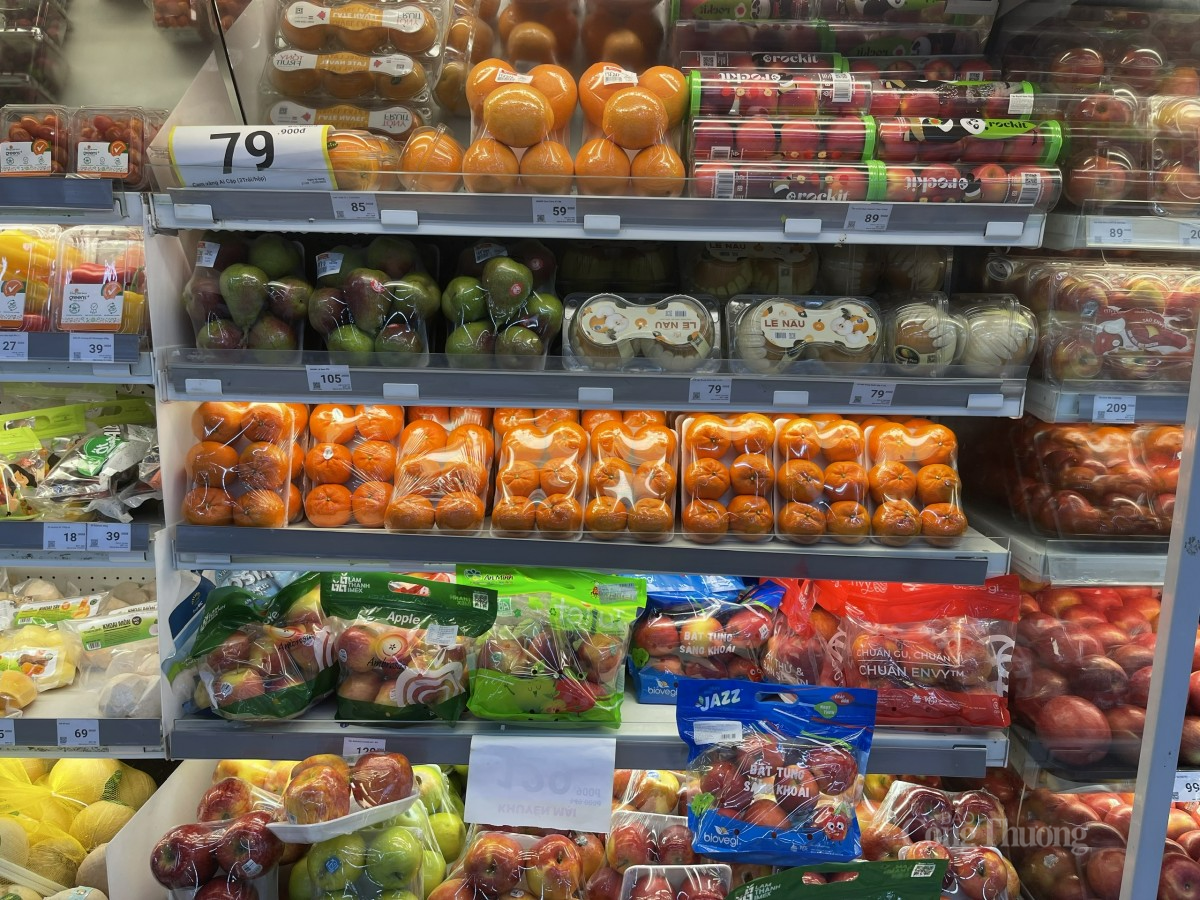 Không chỉ riêng cherry, nhiều loại trái cây nhập khẩu khác cũng đang có mức giá bình dân. Ảnh: Nguyễn Thanh