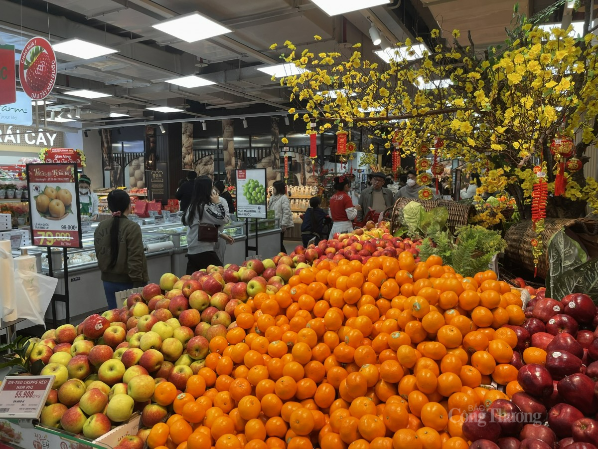 Trái cây nhập khẩu có nguồn gốc từ Mỹ, Pháp, New Zealand, Hàn Quốc... với giá rẻ bất ngờ. Ảnh: Nguyễn Thanh