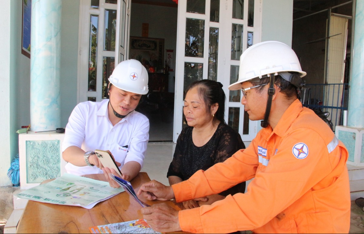 undefined Nhân viên Công ty Điện lực Kon Tum tư vấn cho khách hàng tránh trường hợp lừa đảo