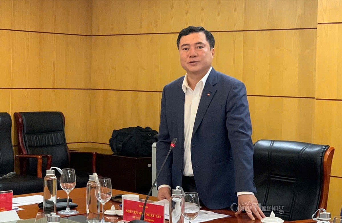 Thứ trưởng Bộ Công Thương Nguyễn Sinh Nhật Tân chia sẻ tại cuộc họp về tình hình sản xuất và tiêu thụ lúa gạo Đồng bằng sông Cửu Long 