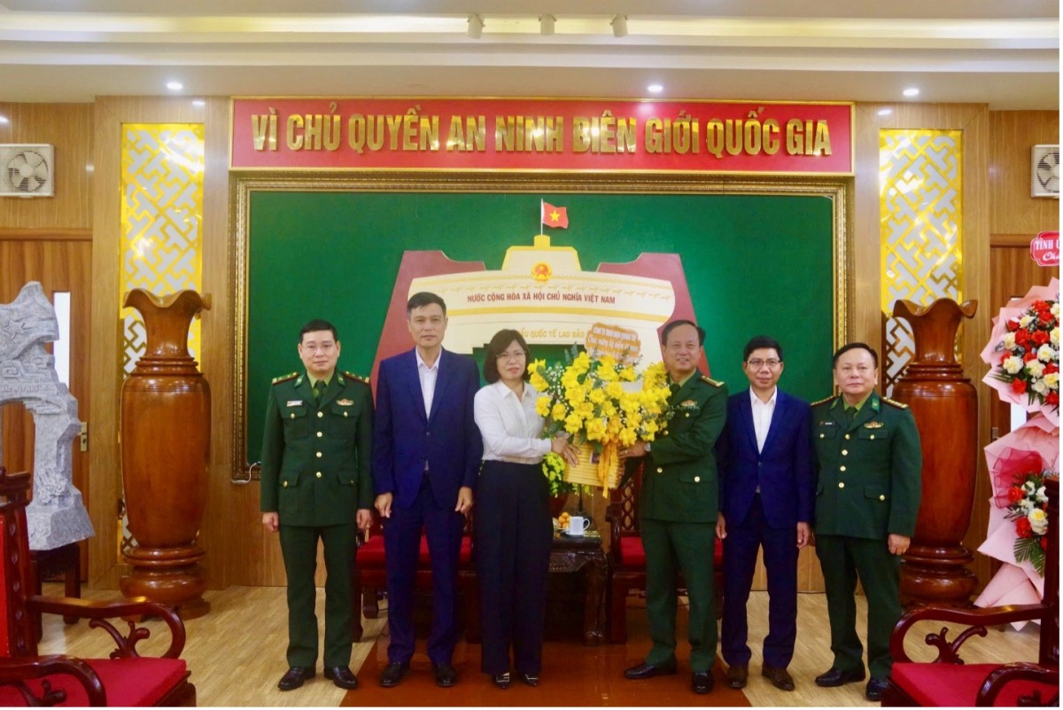 Đồng chí Bùi Thị Hồng Nhung - Phó Giám đốc Công ty TĐQT tặng hoa chúc mừng BCH BĐBP tỉnh Quảng Trị Đồng chí Bùi Thị Hồng Nhung - Phó Giám đốc Công ty TĐQT tặng hoa chúc mừng BCH BĐBP tỉnh Quảng Trị