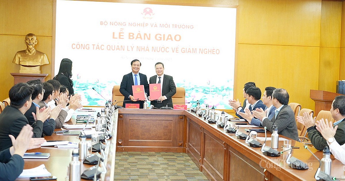 Lễ bàn giao Công tác quản lý nhà nước về giảm nghèo. 