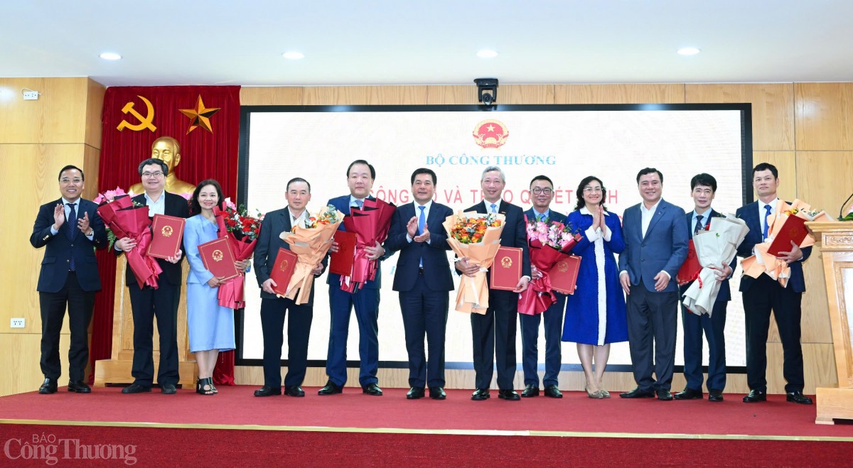 Bộ trưởng Nguyễn Hồng Diên chúc mừng các nhân sự lãnh đạo được bổ nhiệm. Ảnh: Cấn Dũng Bộ trưởng Nguyễn Hồng Diên chúc mừng các nhân sự lãnh đạo được bổ nhiệm. Ảnh: Cấn Dũng