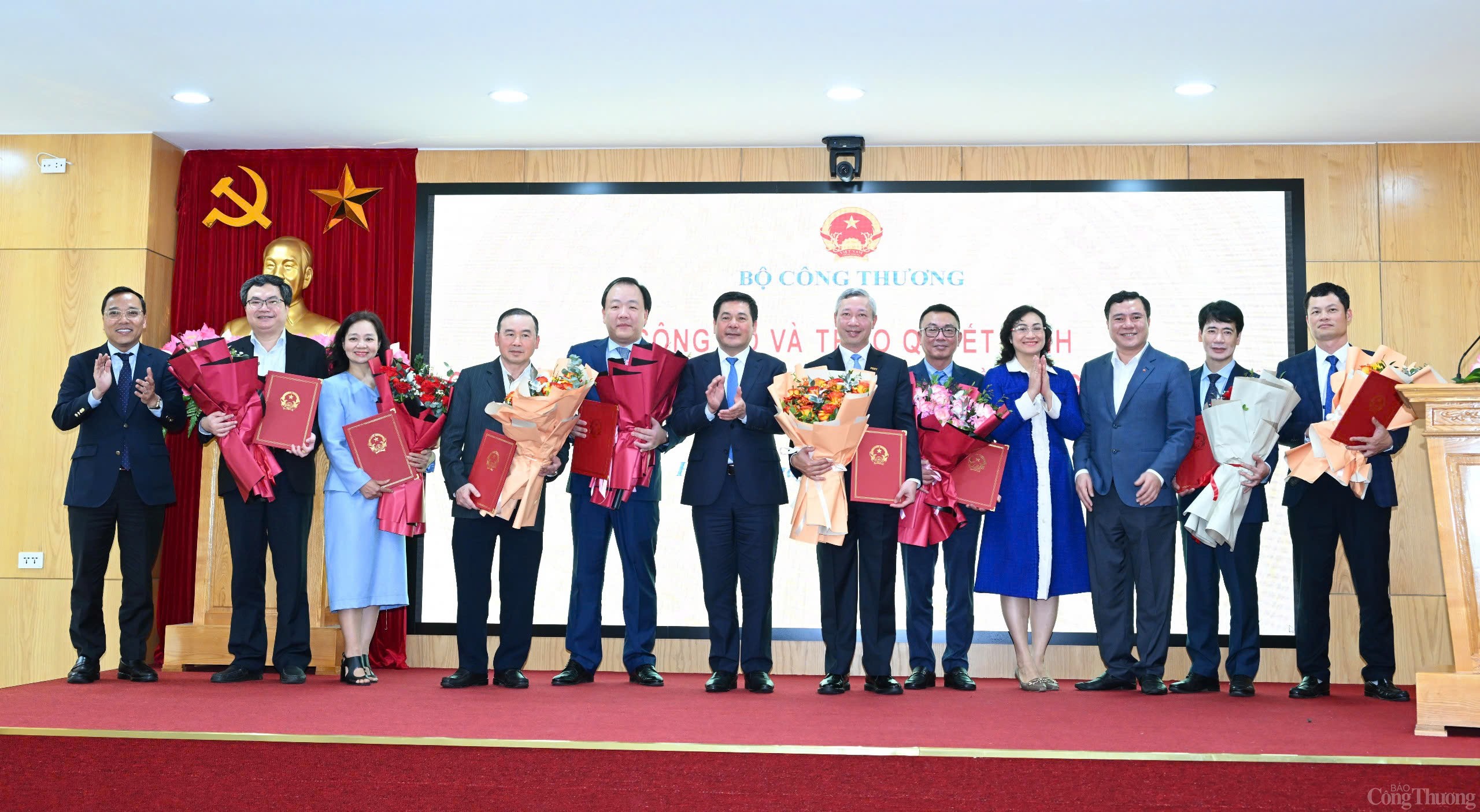 Tạ Hoàng Linh - Vụ trưởng Vụ Phát triển thị trường nước ngoài Tạ Hoàng Linh - Vụ trưởng Vụ Phát triển thị trường nước ngoài