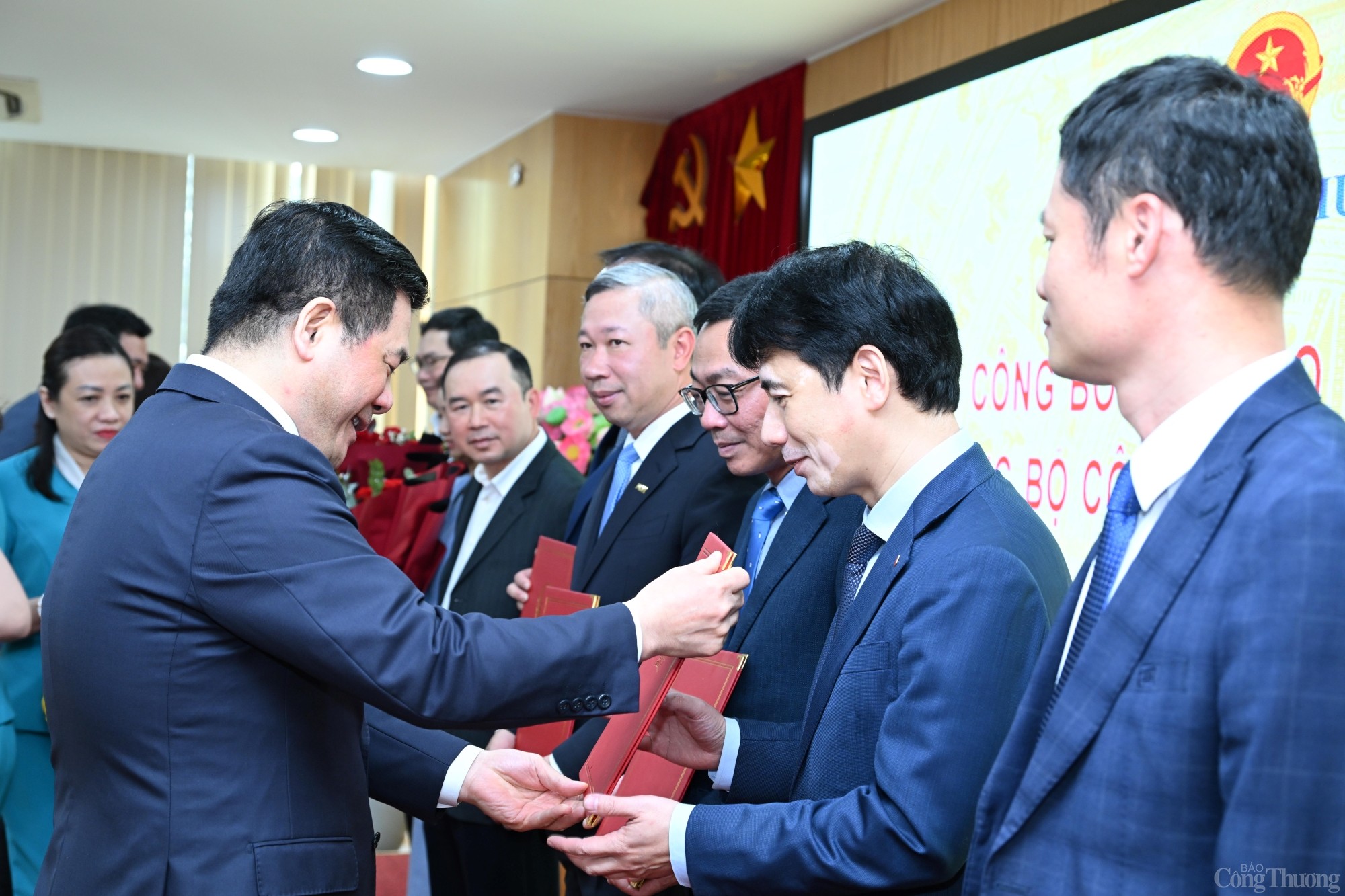 Tạ Hoàng Linh - Vụ trưởng Vụ Phát triển thị trường nước ngoài Tạ Hoàng Linh - Vụ trưởng Vụ Phát triển thị trường nước ngoài