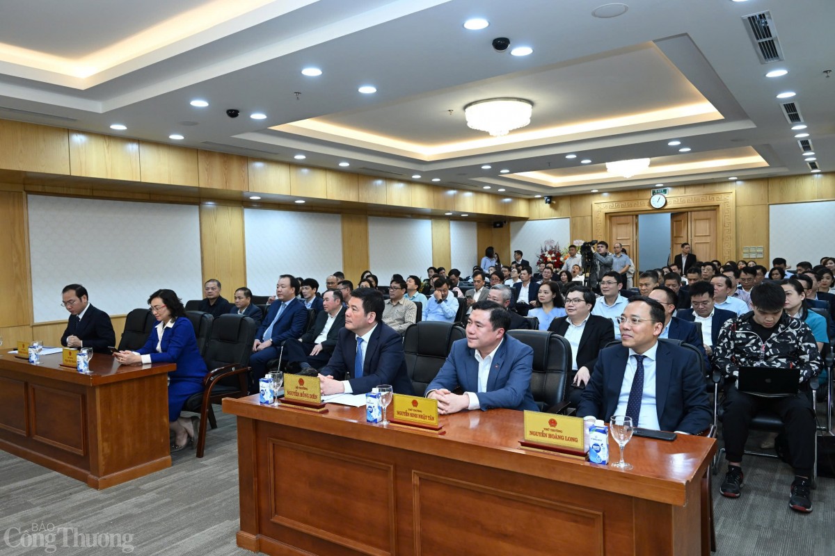 Các Thứ trưởng Nguyễn Sinh Nhật Tân, Thứ trưởng Nguyễn Hoàng Long, Thứ trưởng Phan Thị Thắng tham dự hội nghị. Ảnh: Cấn Dũng