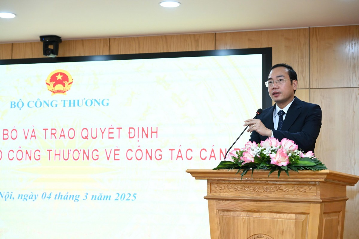 Vụ trưởng Vụ Tổ chức cán bộ (Bộ Công Thương) công bố các quyết định về công tác cán bộ. Ảnh: Cấn Dũng