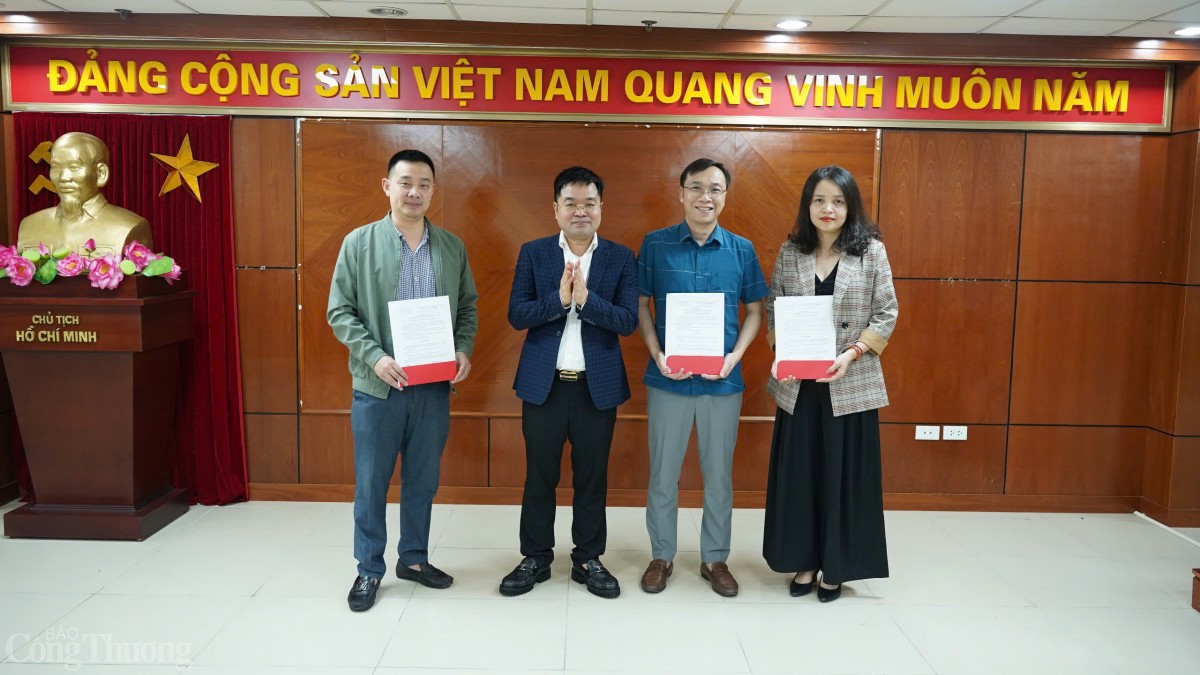 Tổng Biên tập Báo Công Thương trao Quyết định điều động và bổ nhiệm viên chức quản lý. Ảnh: Quốc Chuyển Tổng Biên tập Báo Công Thương trao Quyết định điều động và bổ nhiệm viên chức quản lý. Ảnh: Quốc Chuyển