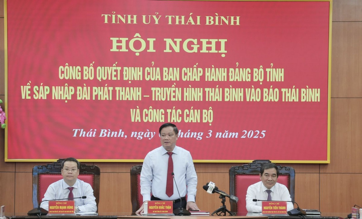 trao quyết định của Ban Chấp hành Đảng bộ tỉnh về sáp nhập Đài Phát thanh - Truyền hình Thái Bình vào Báo Thái Bình và tặng hoa chúc mừng ban lãnh đạo Báo. trao quyết định của Ban Chấp hành Đảng bộ tỉnh về sáp nhập Đài Phát thanh - Truyền hình Thái Bình vào Báo Thái Bình và tặng hoa chúc mừng ban lãnh đạo Báo.