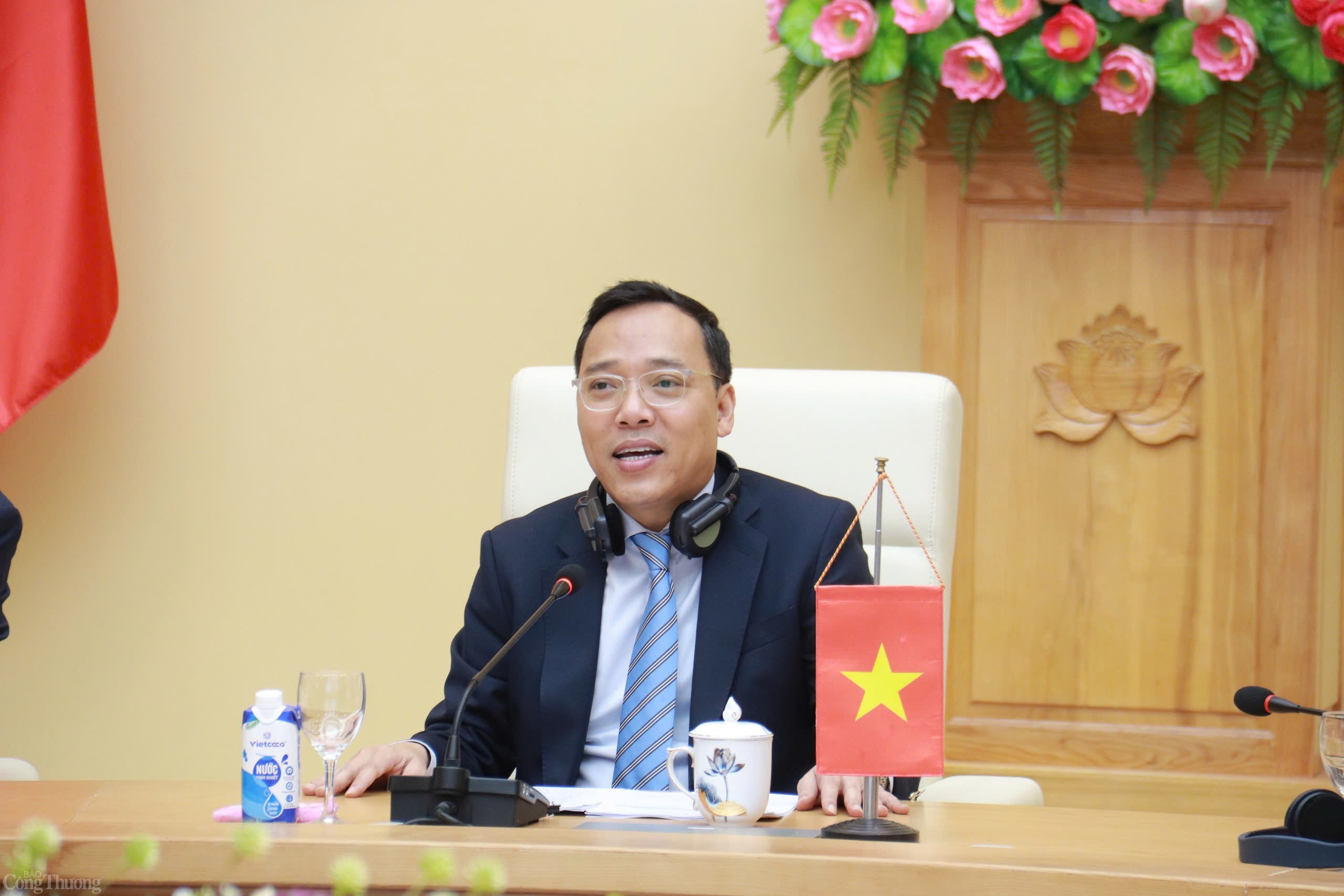 Thứ trưởng Nguyễn Hoàng Long làm việc với Đại sứ Nhật Bản Thứ trưởng Nguyễn Hoàng Long làm việc với Đại sứ Nhật Bản