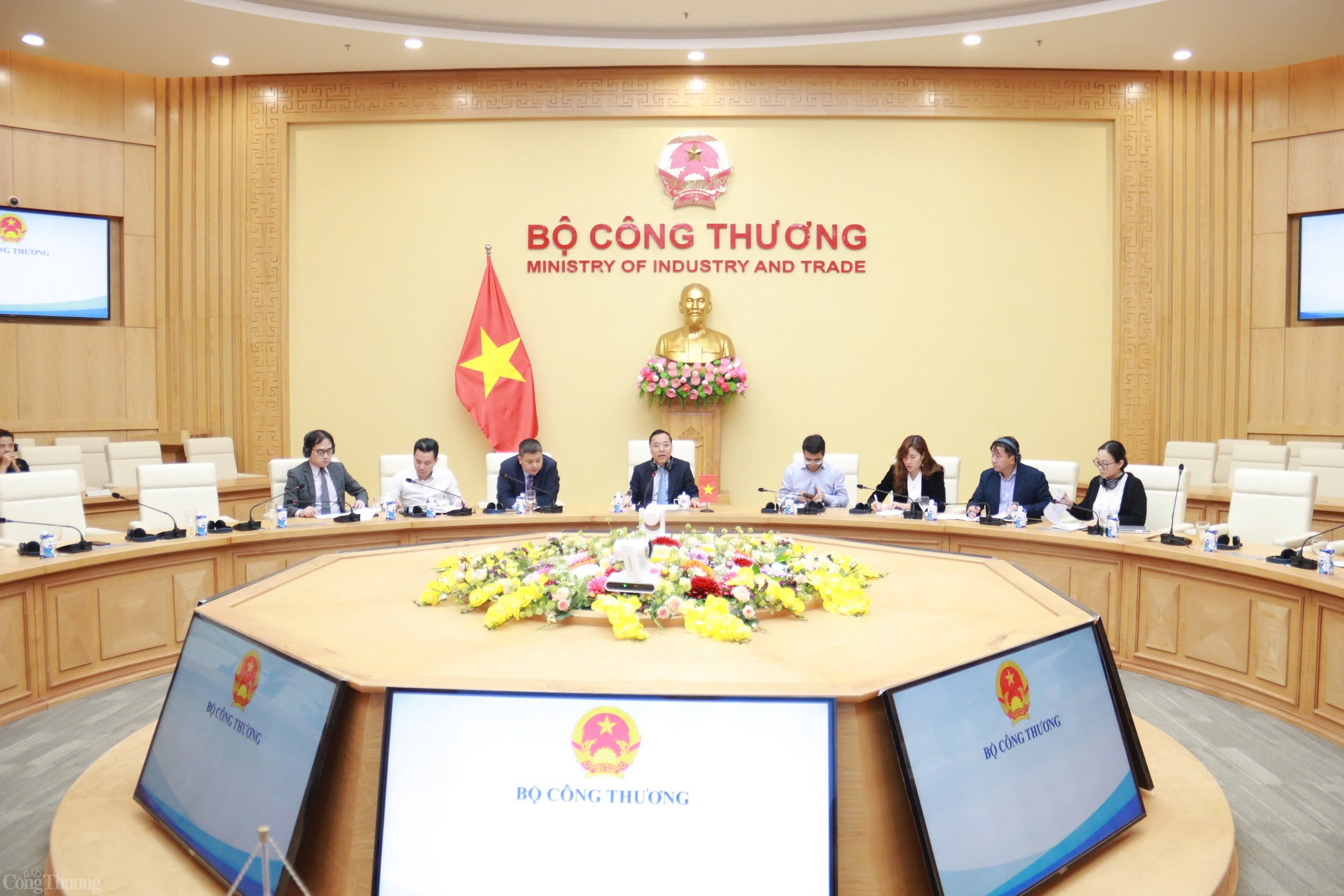 Thứ trưởng Nguyễn Hoàng Long làm việc với Đại sứ Nhật Bản Thứ trưởng Nguyễn Hoàng Long làm việc với Đại sứ Nhật Bản
