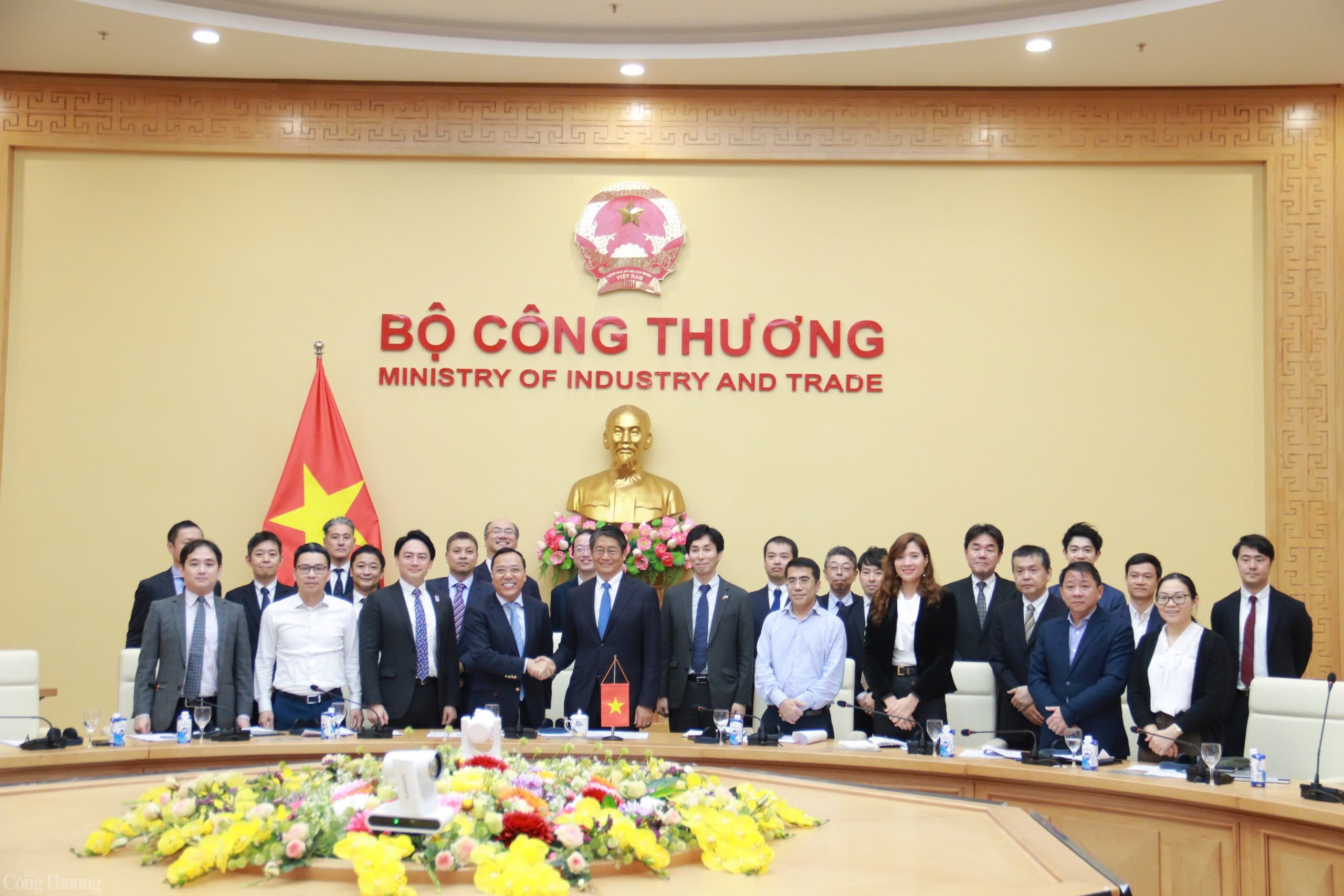 Thứ trưởng Nguyễn Hoàng Long làm việc với Đại sứ Nhật Bản Thứ trưởng Nguyễn Hoàng Long làm việc với Đại sứ Nhật Bản