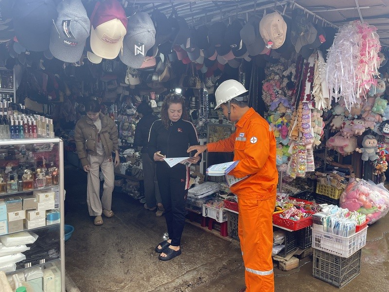 Các đơn vị phối hợp kiểm tra, hướng dẫn người dân quản lý, sử dụng điện an toàn, khắc phục tình trạng sử dụng điện không đúng cách, không đúng yêu cầu của nhà sản xuất Các đơn vị phối hợp kiểm tra, hướng dẫn người dân quản lý, sử dụng điện an toàn, khắc phục tình trạng sử dụng điện không đúng cách, không đúng yêu cầu của nhà sản xuất