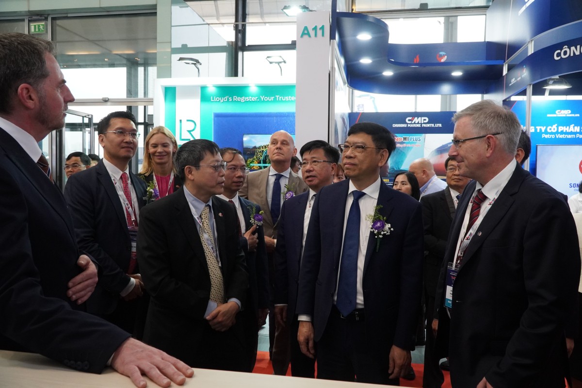 Thứ trưởng Bộ Xây dựng Nguyễn Xuân Sang tới tham dự triển lãm Vietship 2025 và tham quan các gian hàng.