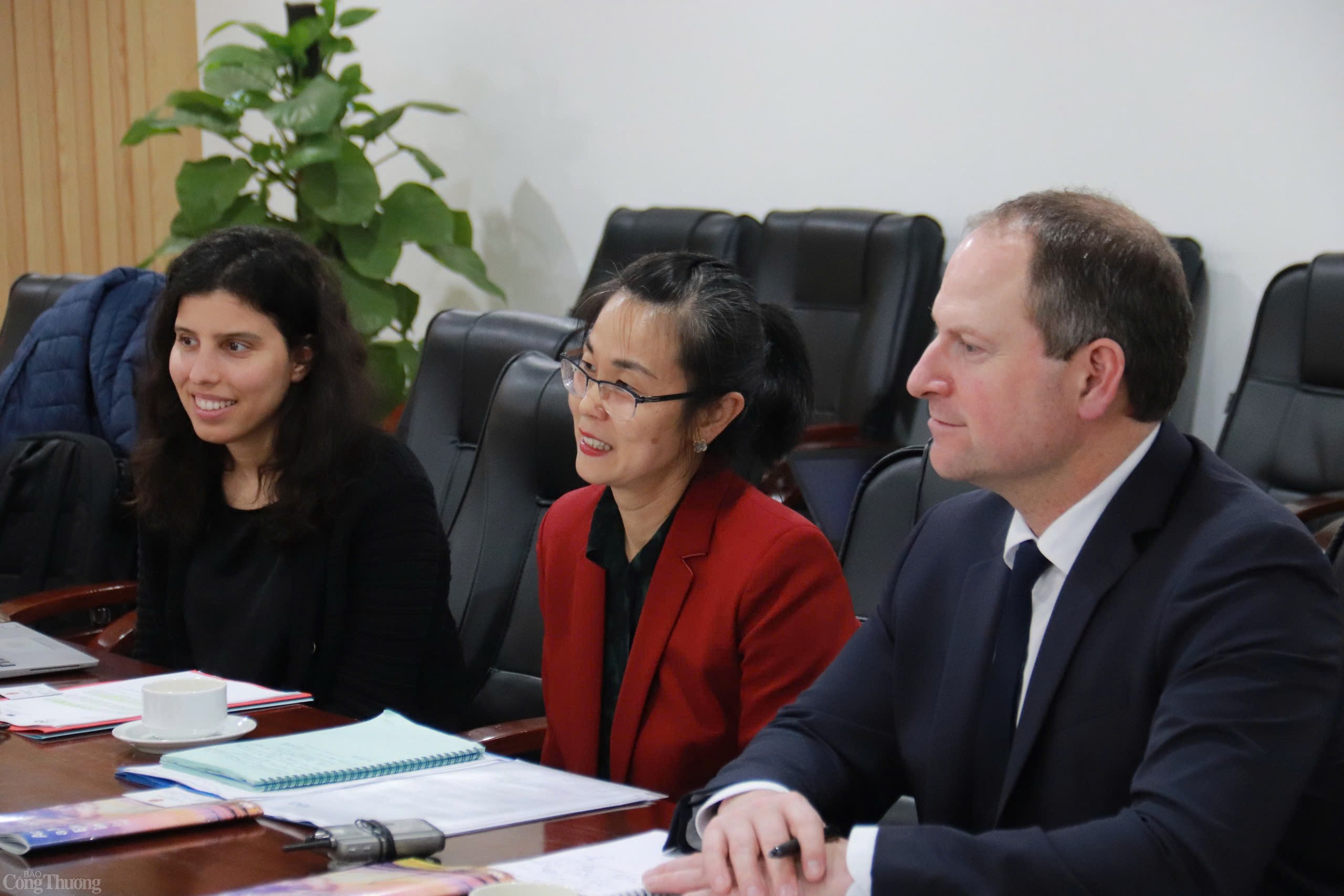 Thứ trưởng Nguyễn Hoàng Long làm việc với Cơ quan năng lượng Thứ trưởng Nguyễn Hoàng Long làm việc với Cơ quan năng lượng