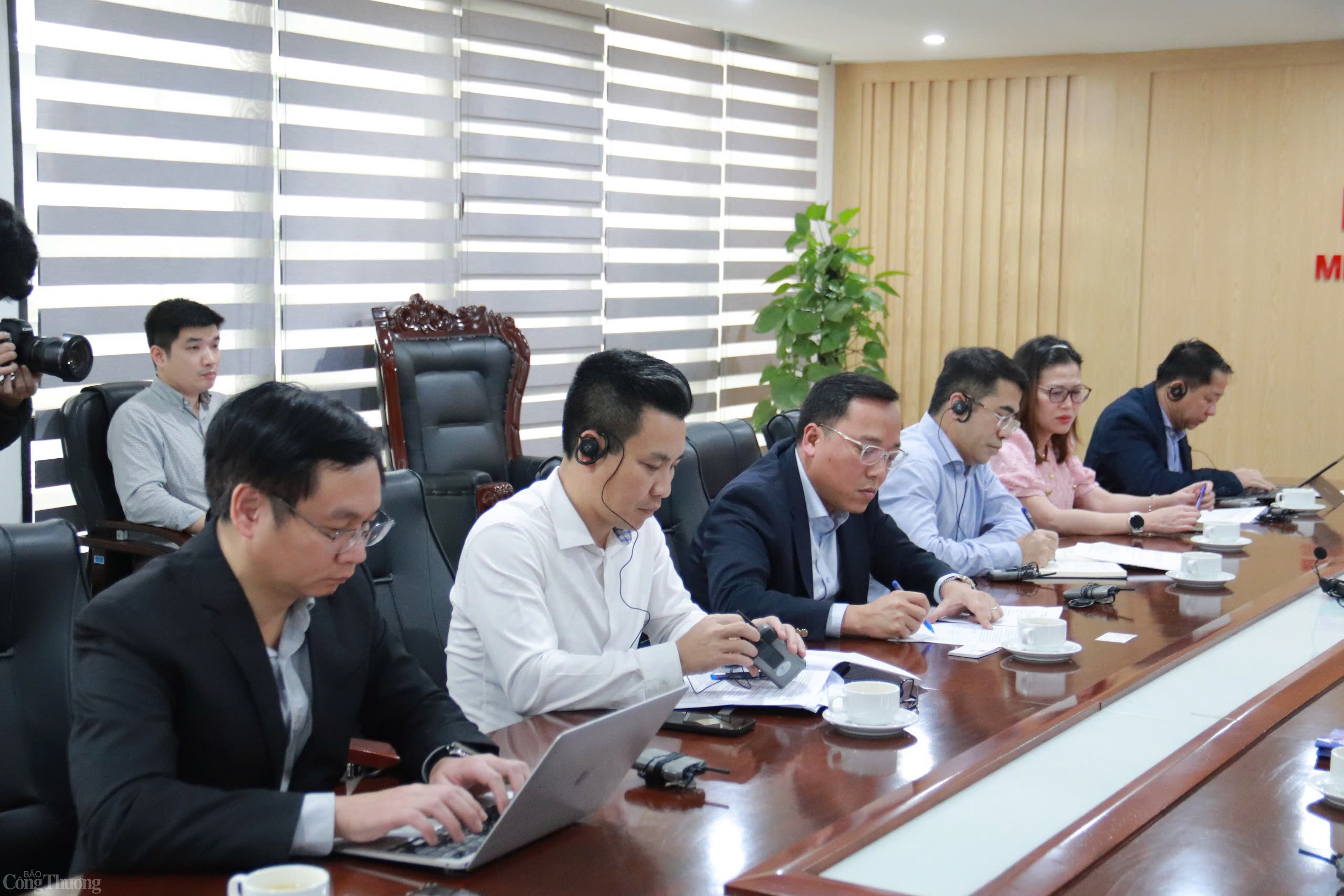 Thứ trưởng Nguyễn Hoàng Long làm việc với Cơ quan năng lượng Thứ trưởng Nguyễn Hoàng Long làm việc với Cơ quan năng lượng