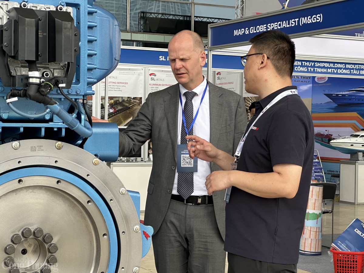 Rất đông khách tham quan, các chuyên gia, doanh nghiệp trong lĩnh vực hàng hải tới triển lãm để ngắm nhìn những công trình nổi bật và trao đổi kinh nghiệm