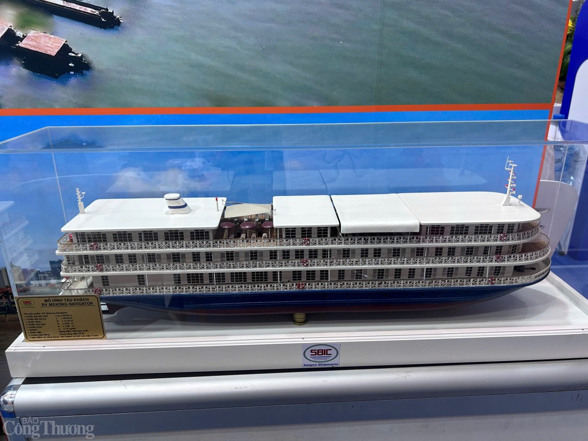 Tàu R.V. Mekong Navigator chiều dài 69,95m, chiều rộng 12,7 m, chiều cao mạn 3,5m và có 34 buồng, chở được 72 khách. Tàu được đóng theo tiêu chuẩn 5 sao cho tàu du lịch trên sông và là tàu khách 5 sao đầu tiên được đóng mới tại khu vực phía Nam.
