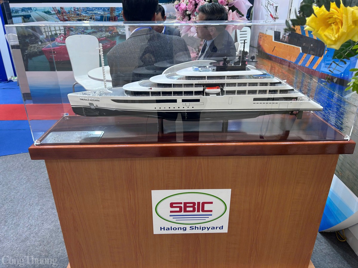 Tàu Emerald Azzurra được đóng mới tại Công ty TNHH MTV Đóng tàu Hạ Long. Chủ tàu Australia, thiết kế Yacht design - Croatia. Công ty Đóng tàu Hạ Long là một nhà máy đóng tàu lớn, có truyền thống của Tổng công ty Công nghiệp tàu thủy.