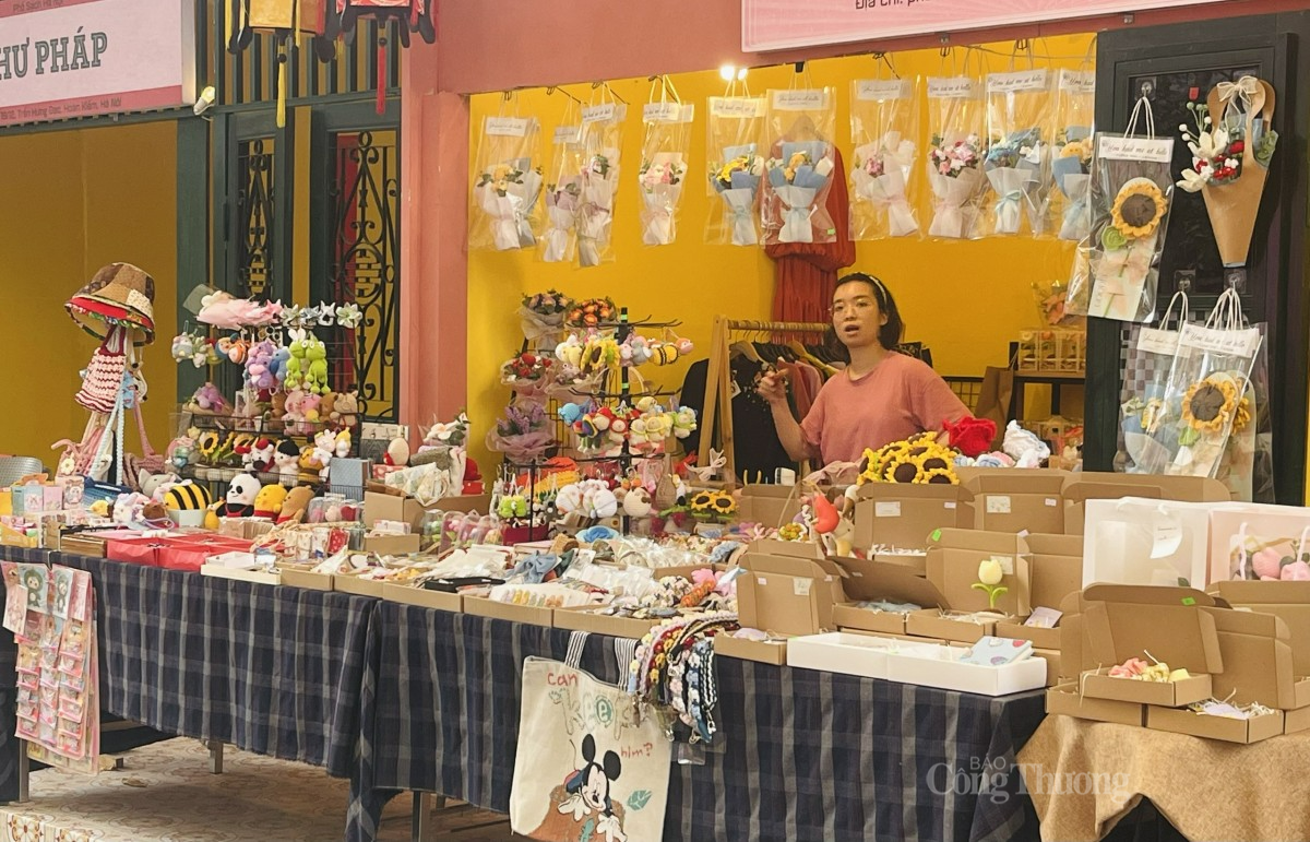 Nhiều mẫu hoa len, sản phẩm thủ công từ len đang rất hot. Ảnh: Nguyễn Thanh Nhiều mẫu hoa len, sản phẩm thủ công từ len đang rất hot. Ảnh: Nguyễn Thanh