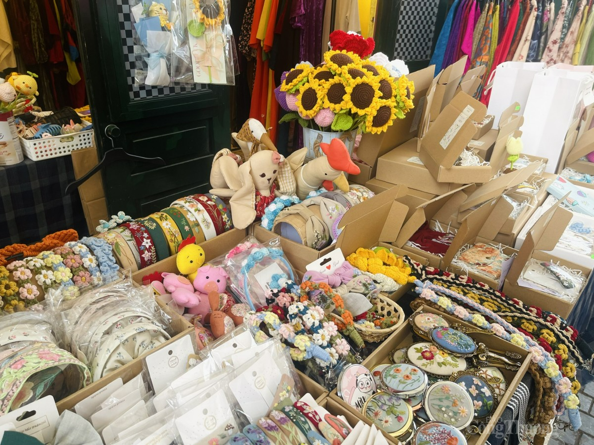 Hoa len đặc biệt giá phải chăng và độ thẩm mỹ cao nên được nhiều khách hàng lựa chọn. Ảnh: Nguyễn Thanh Hoa len đặc biệt giá phải chăng và độ thẩm mỹ cao nên được nhiều khách hàng lựa chọn. Ảnh: Nguyễn Thanh