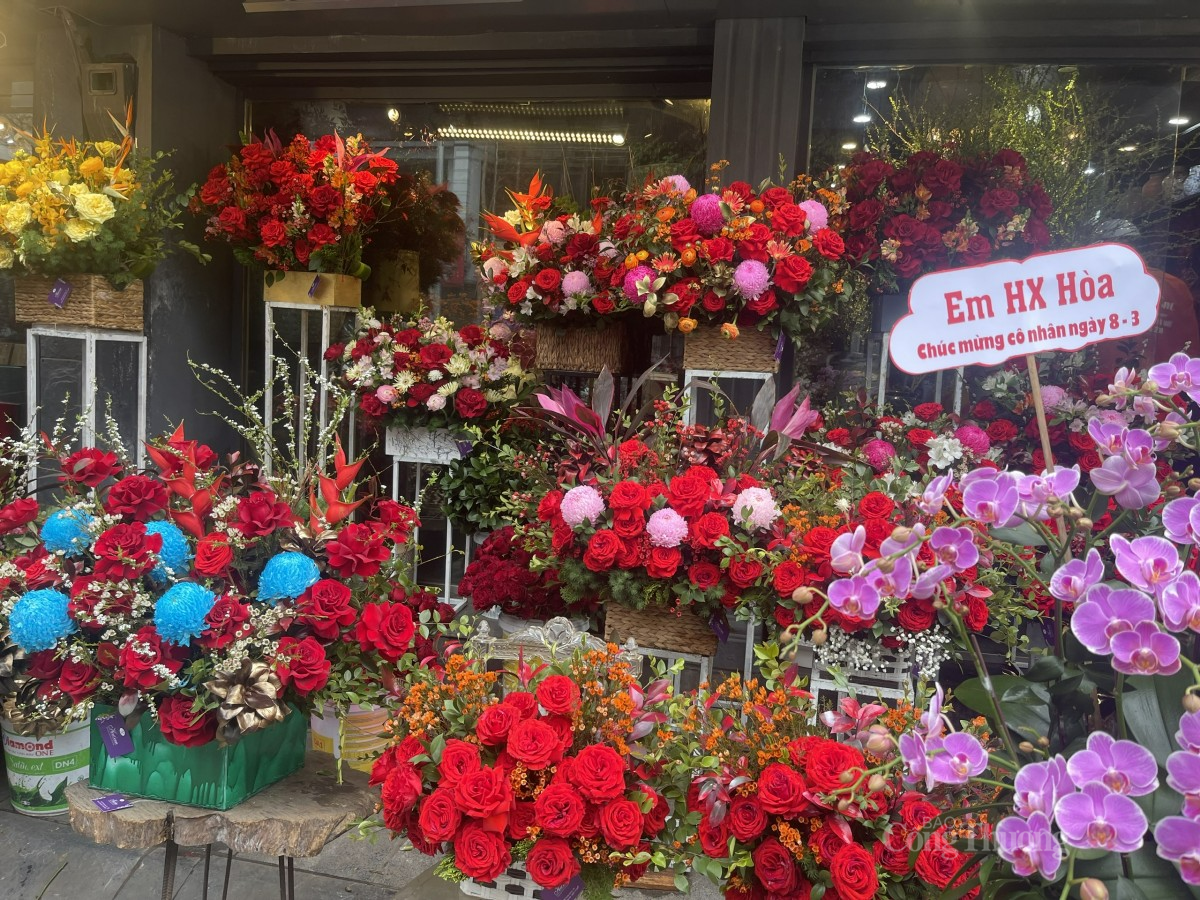 Hoa tươi được thiết kế sẵn thành lẵng hoặc bó để người tiêu dùng dễ lựa chọn. Ảnh: Nguyễn Thanh Hoa tươi được thiết kế sẵn thành lẵng hoặc bó để người tiêu dùng dễ lựa chọn. Ảnh: Nguyễn Thanh